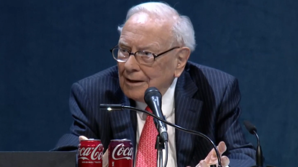 信康配資 巴菲特在2025股東大會(huì)上不斷提起芒格：芒格是個(gè)了不起的導(dǎo)師